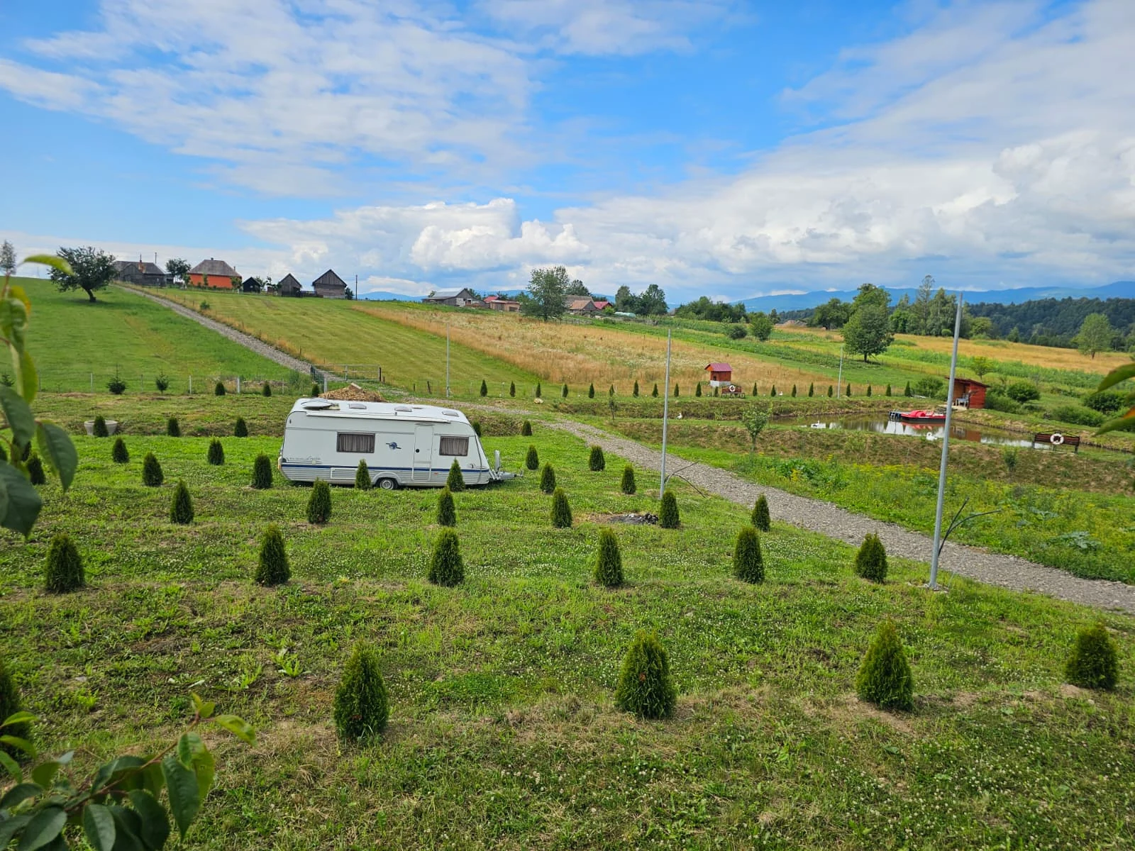 Rulotă amplasată în camping, în apropierea lacului