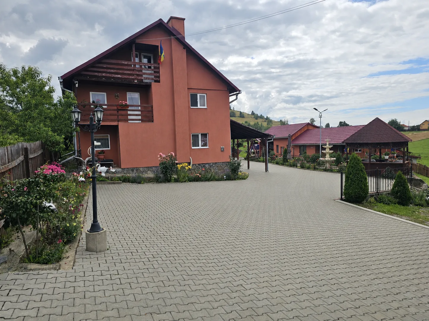 Exteriorul Pensiunii Vilcan din Fundoaia, Harghita