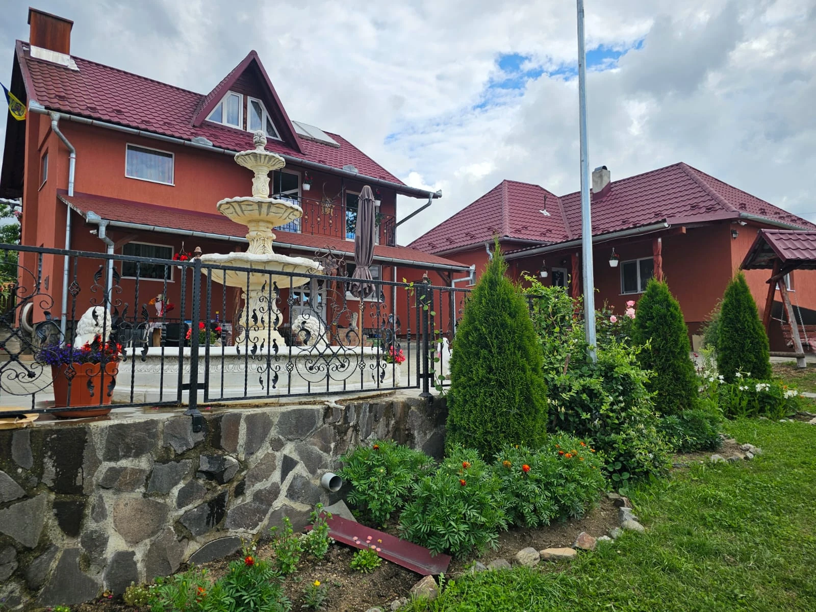 Pensiunea Vilcan văzută din grădina proprietății