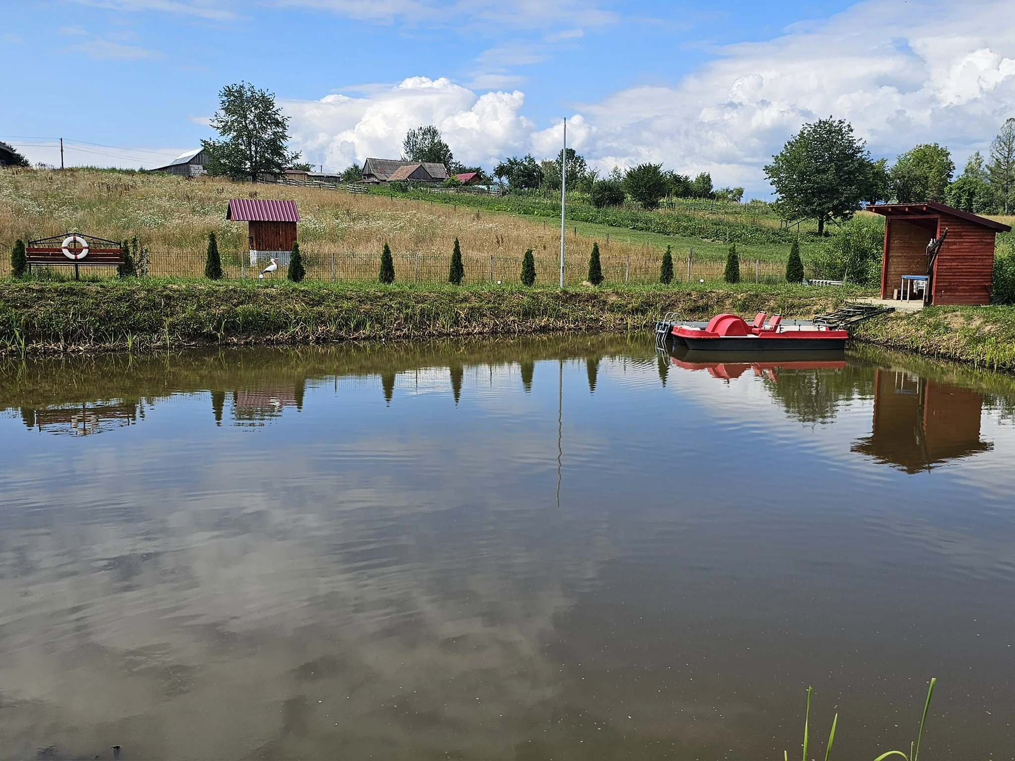 Lacul și căsuța de pe mal la Campingplatz Vilcan
