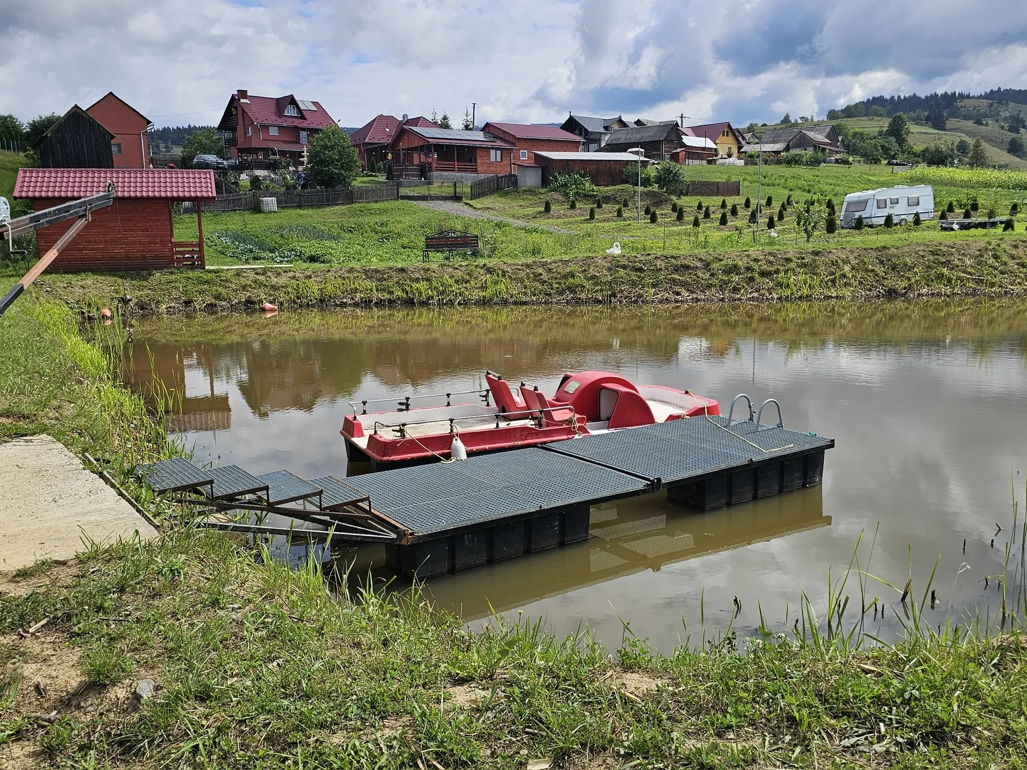 Lacul cu ponton și hidrobicicletă la Campingplatz Vilcan