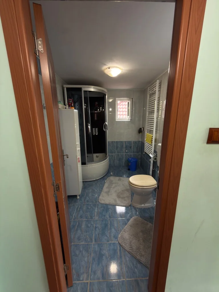 Baie cu cabină de duș la Pensiunea Vilcan