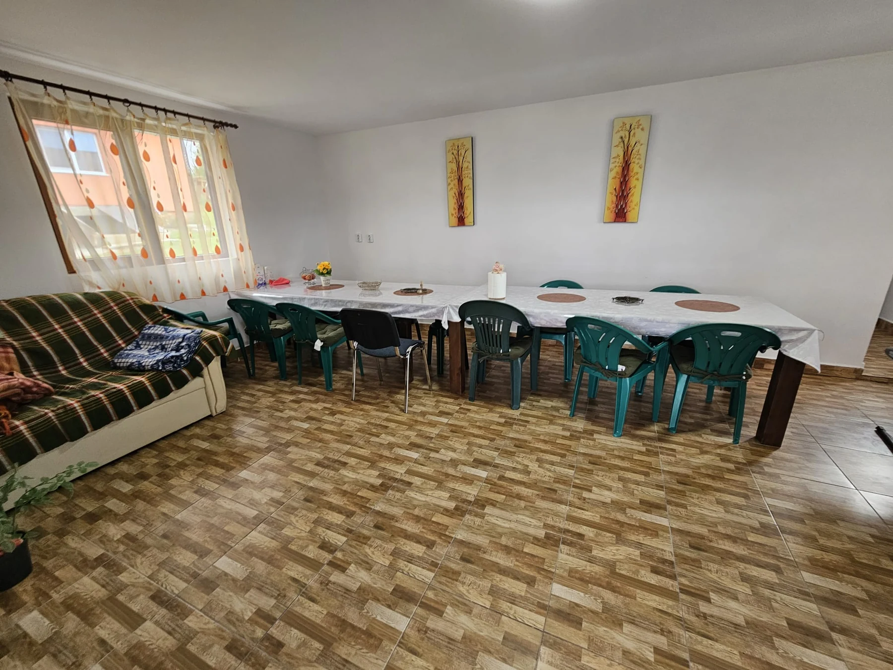 Sala de mese spațioasă a Pensiunii Vilcan